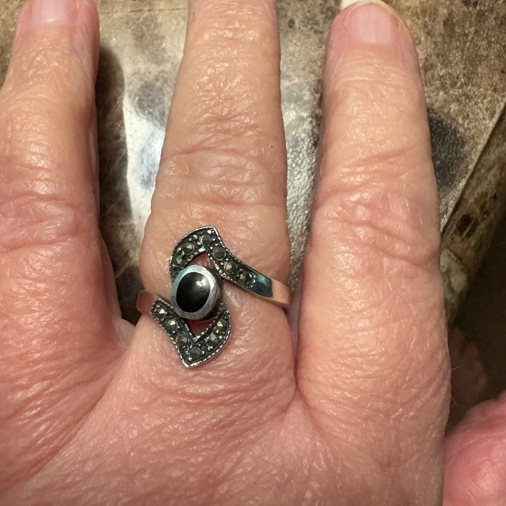 GUC stamped .925 marcasite ring size 8.5